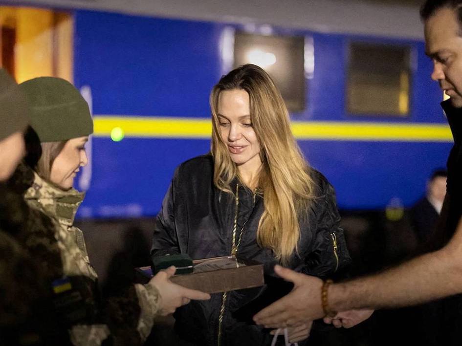 “Дронлар одамларни овлаш учун ишлатилмоқда”: Анжелина Жоли Украинадаги уруш даҳшатлари ҳақида гапирди